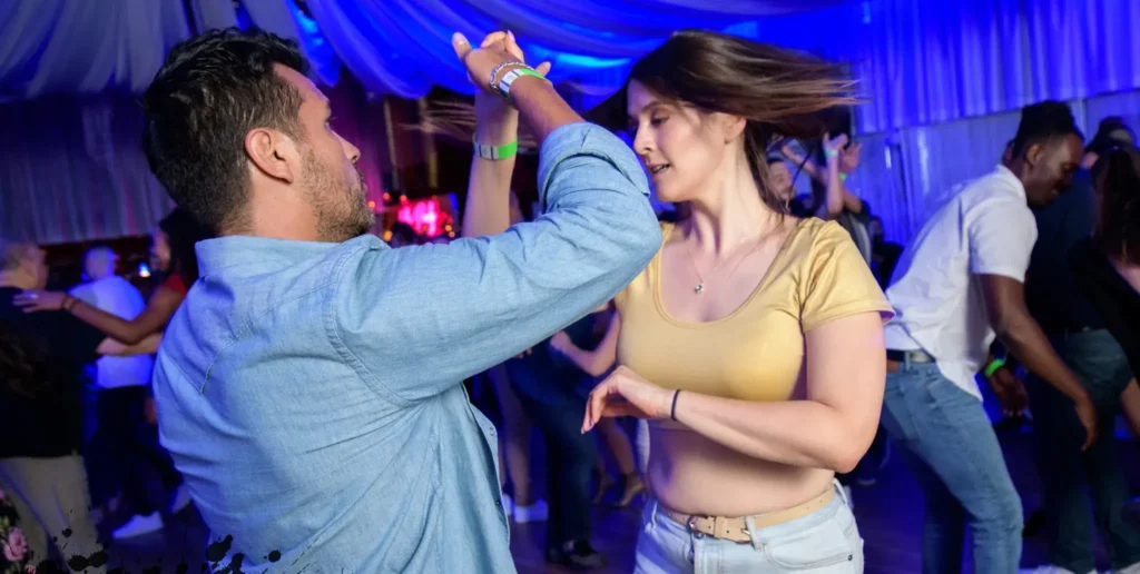 Pareja apasionada bailando salsa en un evento en Miami